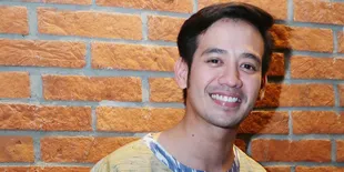 Tarra Budiman Siasati Penampilan Agar Tampak Muda di Film 'TERLALU TAMPAN'