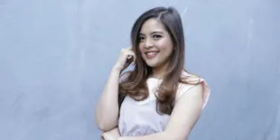 Tasya Kamila Bagikan Foto Romantis Bertema Emas, Prewedding?