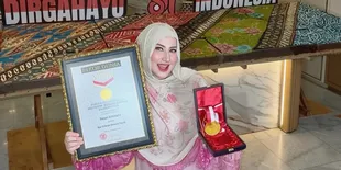 Tasyi Athasyia Cetak Rekor MURI Kue Batik Raksasa 12 Meter untuk Rayakan HUT RI
