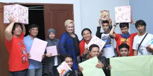 Tata Liem Bagi-Bagi Hadiah di KapanLagi.com&#174;