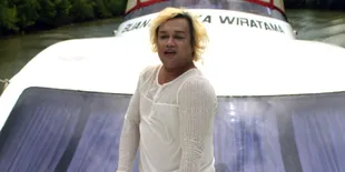 Tata Liem Nikmati Naik Yacht di Tanah Bumbu, Kalimantan Selatan