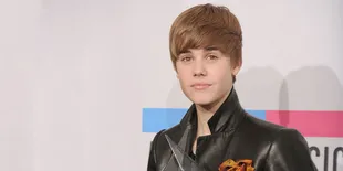 Tato Baru, Justin Bieber 'Pasang' Mata Ibunya di Lengan