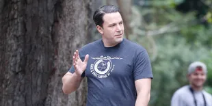 Tato Phoenix Besar di Punggung Ben Affleck Ternyata Palsu