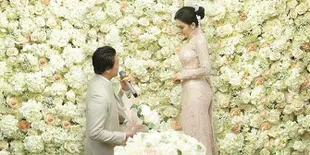 Tawa Bahagia Syahrini Kala Terima Lamaran Reino Barack, Priceless!