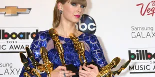 Taylor Swift: “Mom, Piala Ini Untukmu”