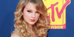 Taylor Swift Curhat Tidak Ingin Putus di Lagu Ini