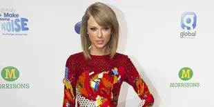 Taylor Swift Hubungi Penggemar Kecilnya yang Tengah Sakit