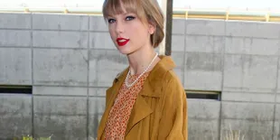 Taylor Swift in Black Jumpsuit