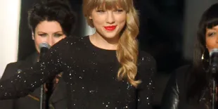 Taylor Swift Kembali Memilih Style Woman in Black, Cantik Tidak?