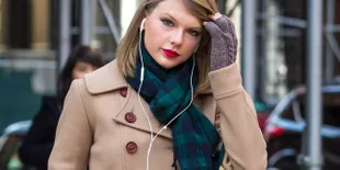 Taylor Swift Lebih Keren Pake Blazer Atau Coat?