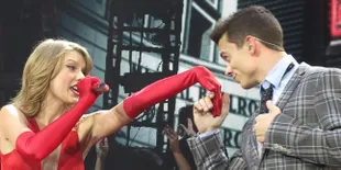 Taylor Swift Membuat Penyanyi Country Lain Bangga Padanya