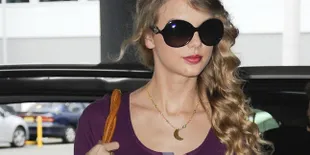 Taylor Swift Padukan Mini Dress Dan Blazer Jadi Outfit Keren