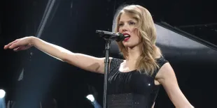 Taylor Swift Sharing Baju Sama Zooey Deschanel
