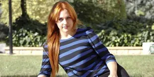 Tebar Senyuman Manis, Meryem Uzerli Jadi 'Model Kaca Spion'