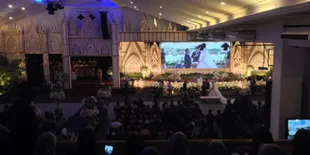 Telah Resmi Menikah, Momo Geisha dan Suaminya Berciuman