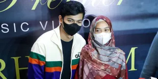 Tengah Hamil 7 Bulan, Ria Ricis Hadiri Peluncuran Lagu 'Terhukum Rindu' Putra Siregar Ditemani Suami