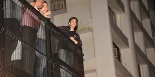 Tengah Malam, Shahrukh Khan Rayakan Ultah ke-54 Bareng Ribuan Fans di Mannat