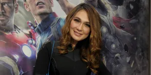 Tepi Pantai Penuh Cinta ala Luna Maya dan Reino Barack, So Sweet!