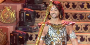 'Terbang' Membawa Busur Panah, Shaheer Sheikh Unjuk Kebolehan