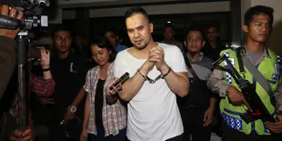 Terdakwa Namun Selfie Dengan Hakim, Saipul Jamiell Tunjuk Borgol