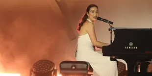 Terima Boneka Pemberian Seorang Penggemar di BNI Java Jazz Festival 2024, Laufey: Boneka Ini Akan Selalu Menemaniku