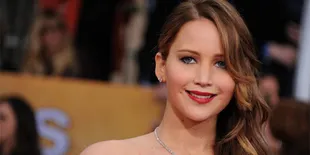 Terima Penghargaan SAG Award, Gaun Jennifer Lawrence Robek