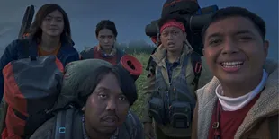 Terjebak di Gunung Mistis! Sinopsis 'SEKAWAN LIMO', Horor Komedi Jawa Timuran ala Bayu SKAK