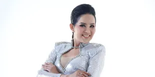 Terjun ke Dunia Tarik Suara, Mami Isa Mantan Manajer Lucinta Luna Rilis 'Idung Jambu'