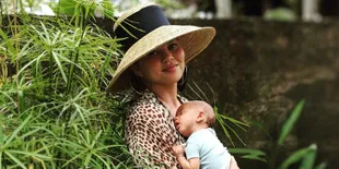 Terkejut Gempa Lombok, Chrissy Teigen Langsung Cari Tempat Aman Sambil Gendong Bayi