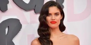 Terlalu Ribet, Sara Sampaio Bolak-Balik Injak Gaunnya Sendiri di Cannes