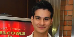 Ternyata, Cewek Yang Foto Mesra dengan Steve Emmanuel Seorang Transgender