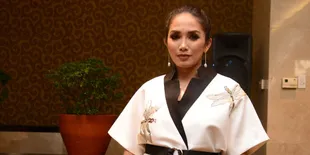 Ternyata Ini Alasan Baju Anak Ussy Sulistiawaty Selalu Kembar