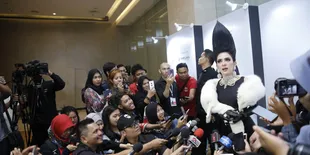 Terpampang Nyata, Inilah Proses Pembuatan Jambul Khatulistiwa Princess Syahrini