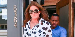 Terpelecok, Caitlyn Jenner Masih Tetap Anggun dan Mempesona