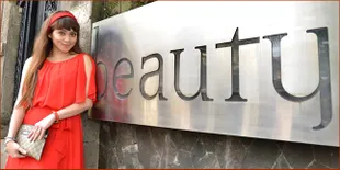 Terry Putri Padukan Baju Seksi Dengan Hijab