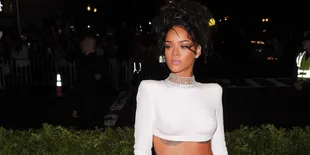 Tertangkap Basah! Rihanna Super Mesra Dengan Seorang Wanita