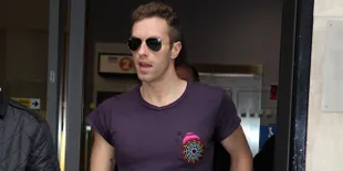 Tertangkap Kamera! Chris Martin Cium Mesra Pacar Barunya