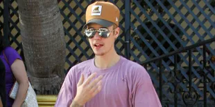 Tertangkap Kamera! Justin Bieber Keluar Dari Bar Gay