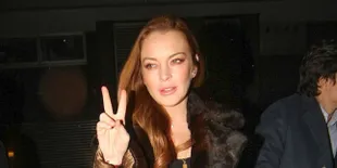 Tertangkap Kamera! Lindsay Lohan Dicium Mesra Sang Kekasih