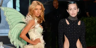 Tertangkap Kamera! Miley Cyrus Gandeng Mesra Stella Maxwell