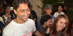 Tertangkap Kamera! Shaheer Peluk Hangat Mesra Ayu di Depan Umum