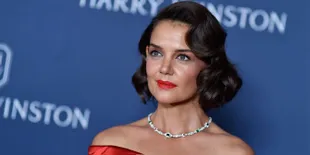 Tertangkap Pakai Cincin Berlian, Katie Holmes Diam-Diam Sudah Tunangan?