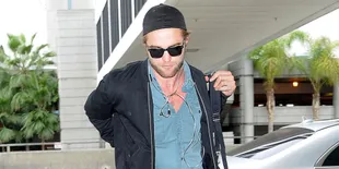 Tertiup Angin, Kekasih Robert Pattinson Ekspos Kaki Super Seksi