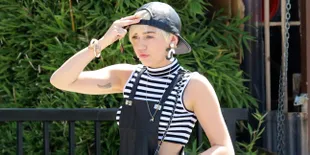 Terungkap! Miley Cyrus Sudah Jadi Biseksual Sejak Usia 14 Tahun