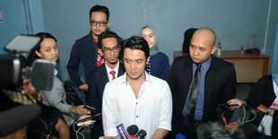 Terus Berseteru, Kris Hatta Tampik Tudingan Pernah Berhutang Kepada Hilda Vitria