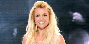 Terus Tutupi Mulut, Ada Apa Dengan Britney Spears?