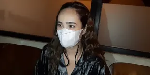 Tetap Jaga Hubungan Baik, Pamela Bowie Tak Keberatan Datang ke Nikahan Mantan