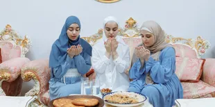 Tetap Kompak dan Nyaman: Tips Memilih Model Baju Seragam Keluarga untuk Lebaran