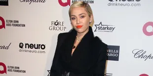 Tetap Liar, Miley Cyrus Belepotan Glitter dan Susu di Video Baru