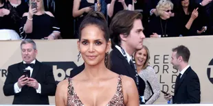 Tetap Stunning di Usia 52 Tahun, Halle Berry Pamerkan Tato Besar di Punggung
